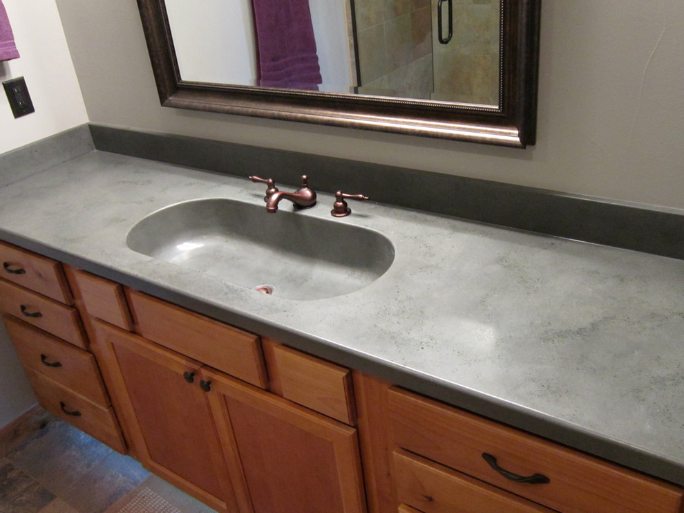 Immagine di una stanza da bagno con doccia moderna di medie dimensioni con lavabo rettangolare, top in cemento e top grigio