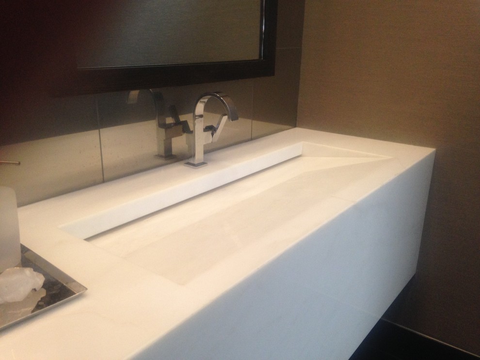 Стильный дизайн: ванная комната в современном стиле с мраморной столешницей - последний тренд