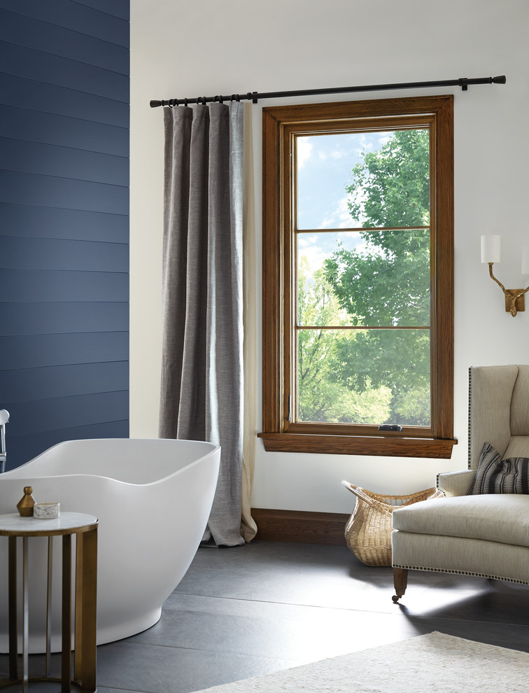 Ejemplo de cuarto de baño clásico renovado con bañera exenta y paredes azules