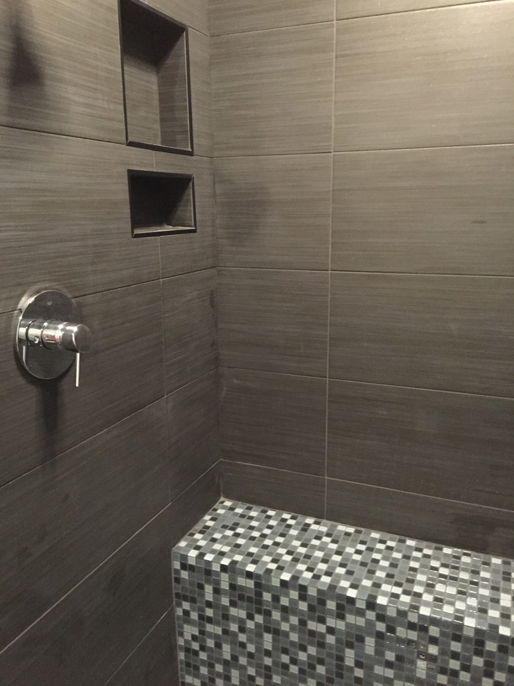 Esempio di una stanza da bagno per bambini minimalista di medie dimensioni con ante a persiana, ante grigie, doccia aperta, piastrelle nere, piastrelle in gres porcellanato e pavimento con piastrelle in ceramica