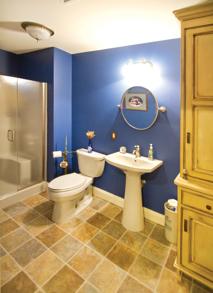 На фото: детская ванная комната среднего размера в классическом стиле с раковиной с пьедесталом, фасадами с утопленной филенкой, синими стенами, полом из линолеума, искусственно-состаренными фасадами, душем в нише и раздельным унитазом с