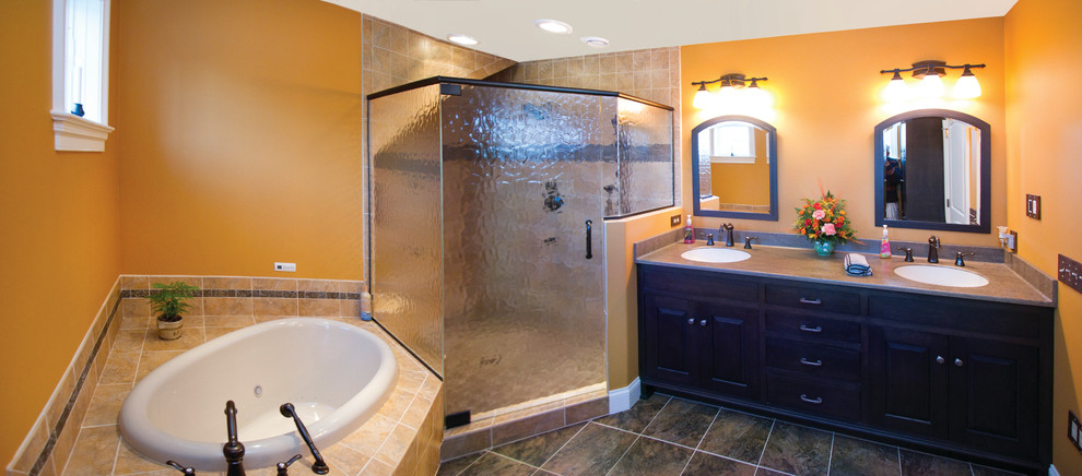 Idéer för ett stort klassiskt en-suite badrum, med ett undermonterad handfat, luckor med infälld panel, svarta skåp, granitbänkskiva, ett platsbyggt badkar, en hörndusch, en toalettstol med separat cisternkåpa, orange väggar och klinkergolv i keramik