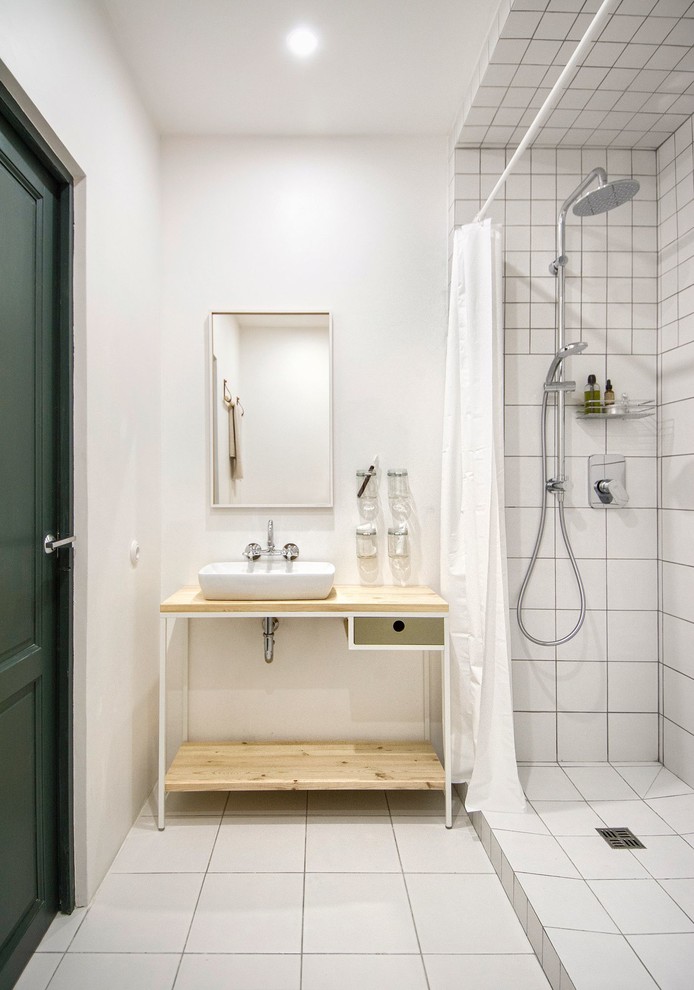 Пример оригинального дизайна: маленькая главная ванная комната в скандинавском стиле с настольной раковиной, столешницей из дерева, открытым душем, белой плиткой, керамической плиткой, белыми стенами, полом из керамической плитки, шторкой для ванной и бежевой столешницей для на участке и в саду