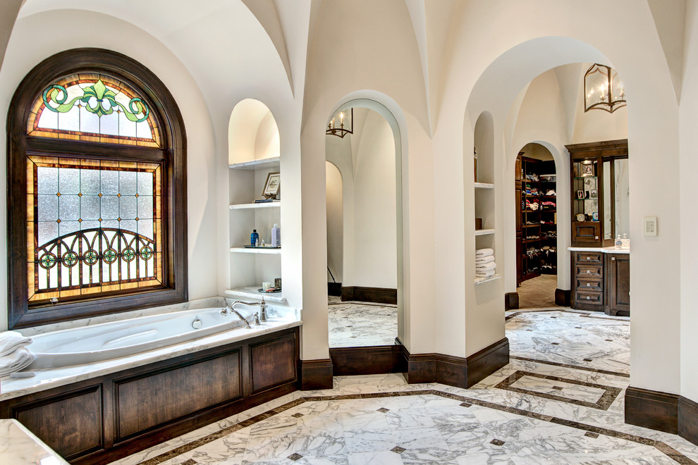 Cette image montre une salle de bain méditerranéenne avec une baignoire posée.