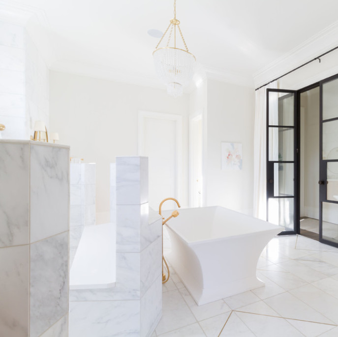 Immagine di un'ampia stanza da bagno padronale chic con vasca freestanding, piastrelle grigie, piastrelle di marmo, pareti bianche, pavimento in marmo e pavimento bianco