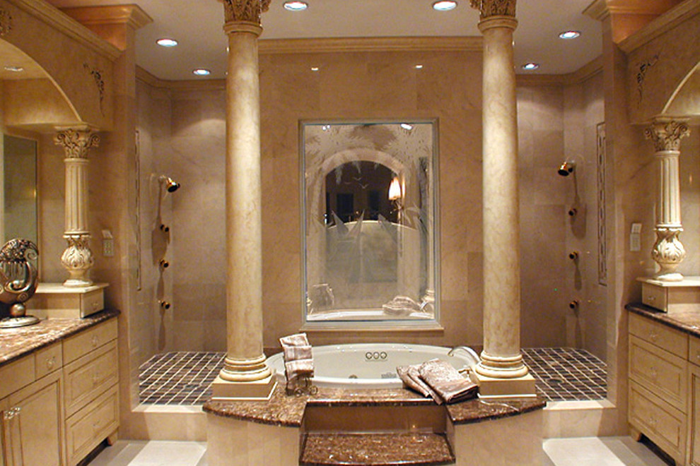 Idéer för att renovera ett medelhavsstil en-suite badrum, med luckor med upphöjd panel, beige skåp, ett platsbyggt badkar, en öppen dusch och med dusch som är öppen