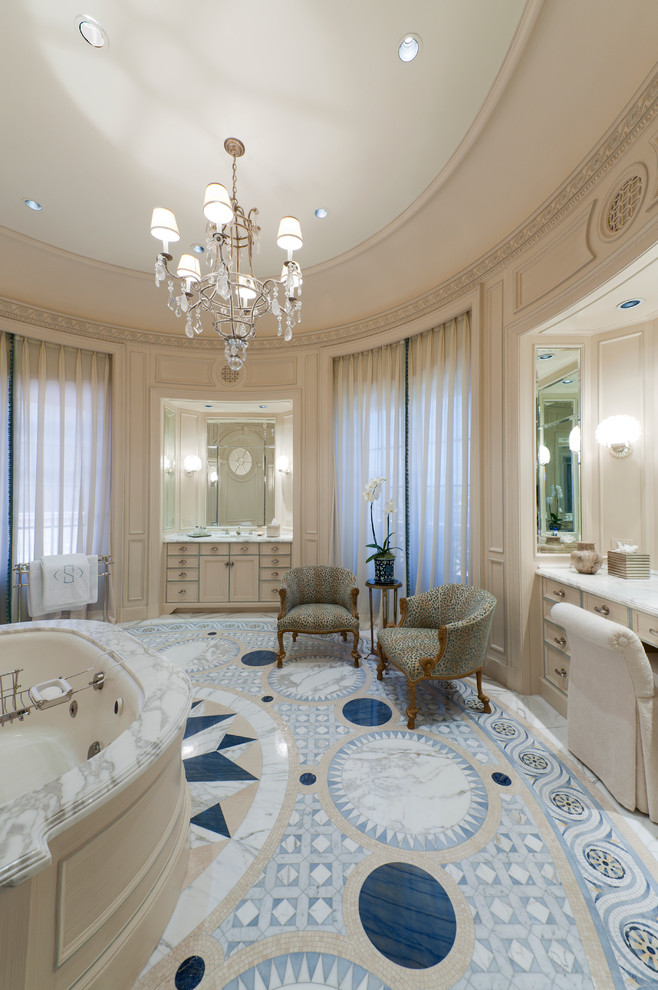 Ejemplo de cuarto de baño principal clásico grande con armarios con paneles empotrados, puertas de armario blancas, bañera encastrada sin remate, paredes beige, suelo de mármol y encimera de mármol