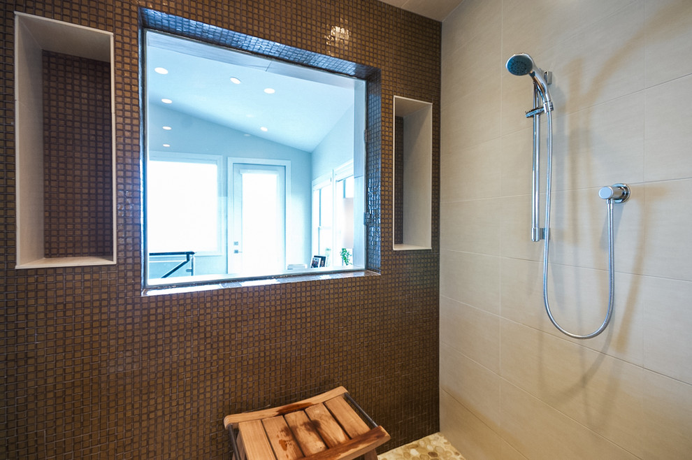 На фото: ванная комната в современном стиле с угловой ванной и окном с