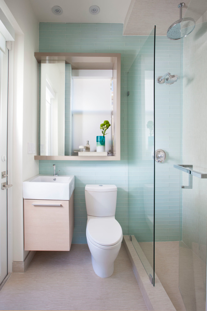 На фото: ванная комната в современном стиле с душем в нише, синей плиткой и стеклянной плиткой