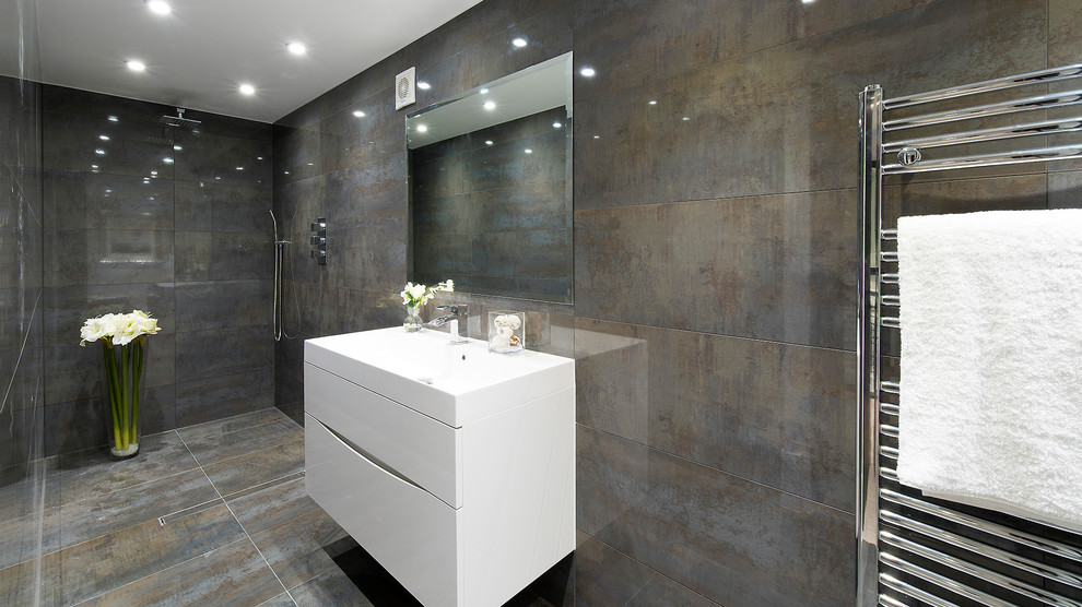 Imagen de cuarto de baño rectangular contemporáneo con armarios con paneles lisos, puertas de armario blancas, baldosas y/o azulejos marrones, paredes marrones y ducha a ras de suelo
