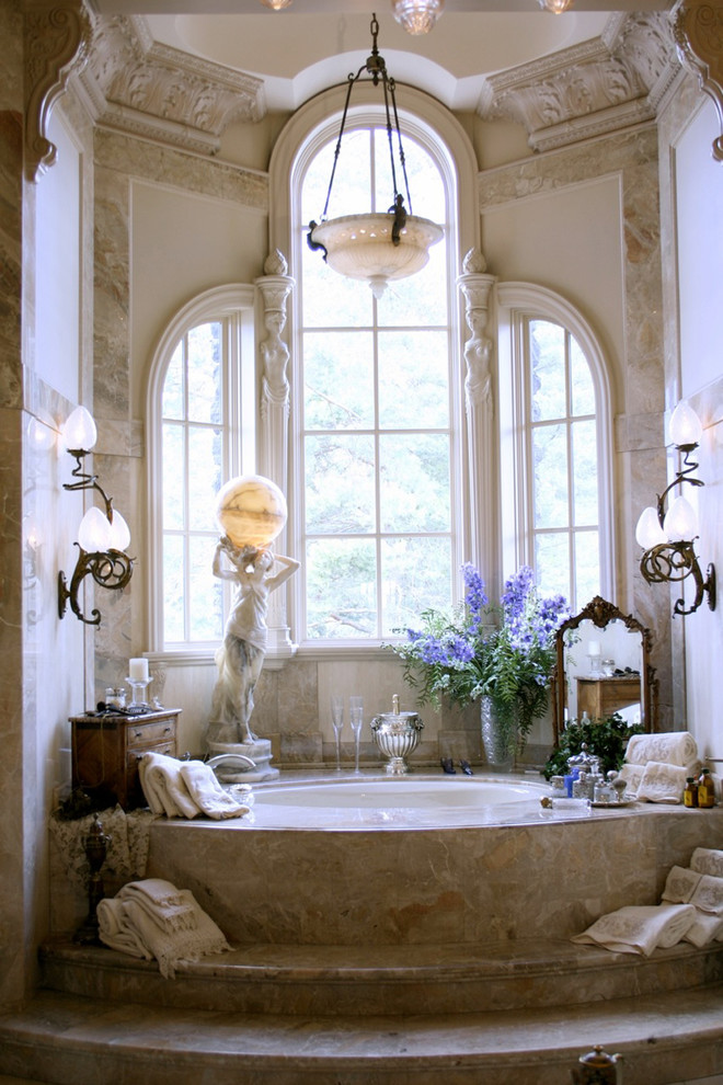 Foto de cuarto de baño principal mediterráneo con bañera encastrada sin remate y losas de piedra