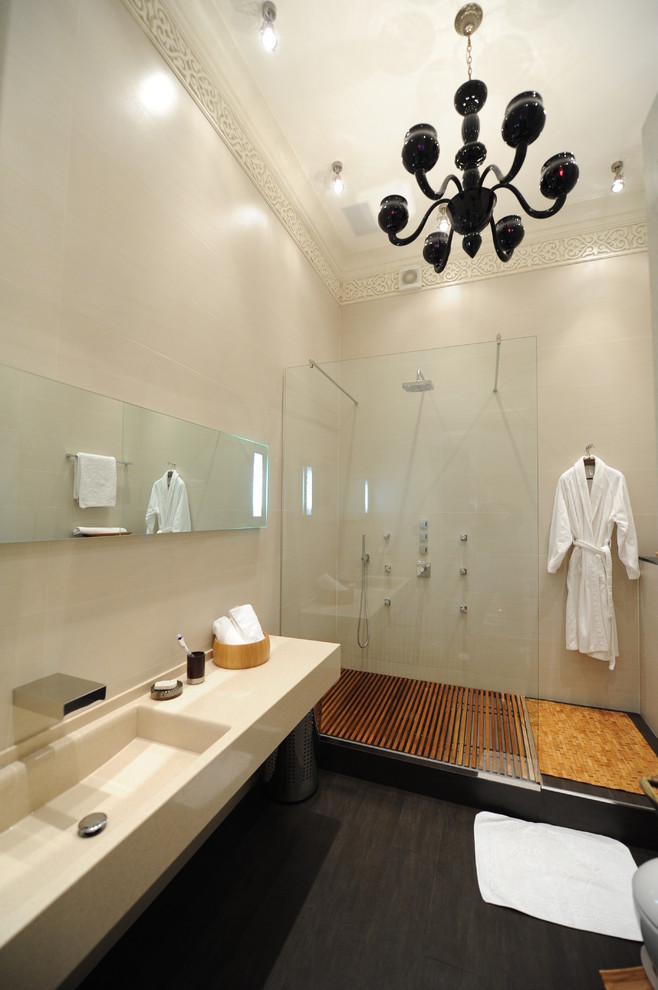 Réalisation d'une salle de bain design avec une grande vasque, une douche ouverte, un carrelage beige et aucune cabine.