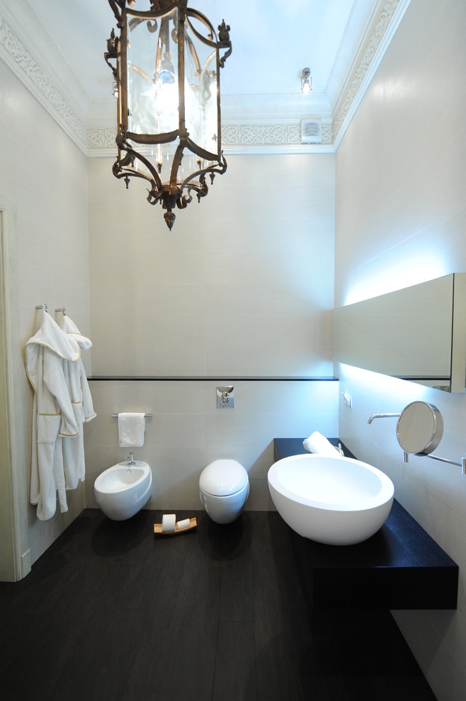 Bild på ett funkis badrum, med en bidé, ett fristående handfat och svart golv