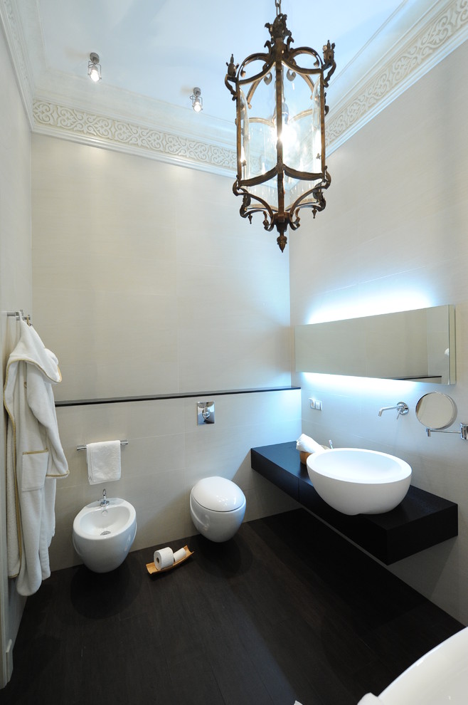 Imagen de cuarto de baño actual con bidé y lavabo sobreencimera