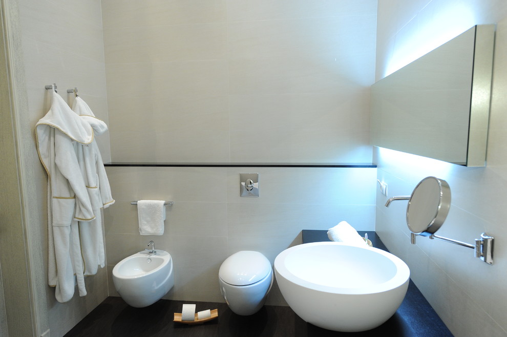 Esempio di una stanza da bagno contemporanea con bidè e lavabo a bacinella