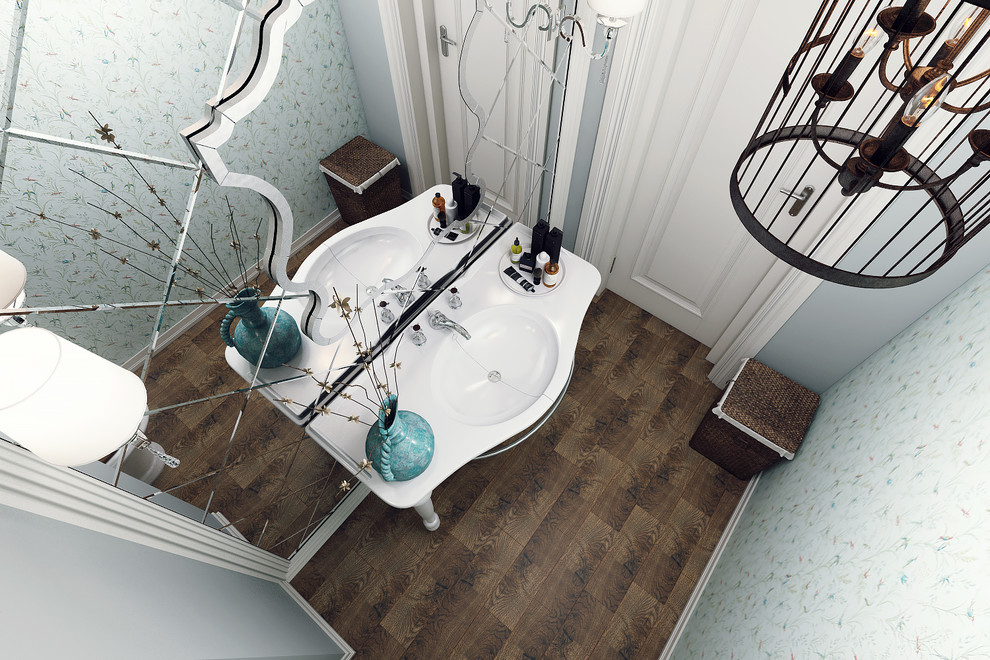 Пример оригинального дизайна: маленькая ванная комната в классическом стиле с унитазом-моноблоком, зеленой плиткой, зеркальной плиткой, зелеными стенами, полом из керамической плитки, консольной раковиной и коричневым полом для на участке и в саду