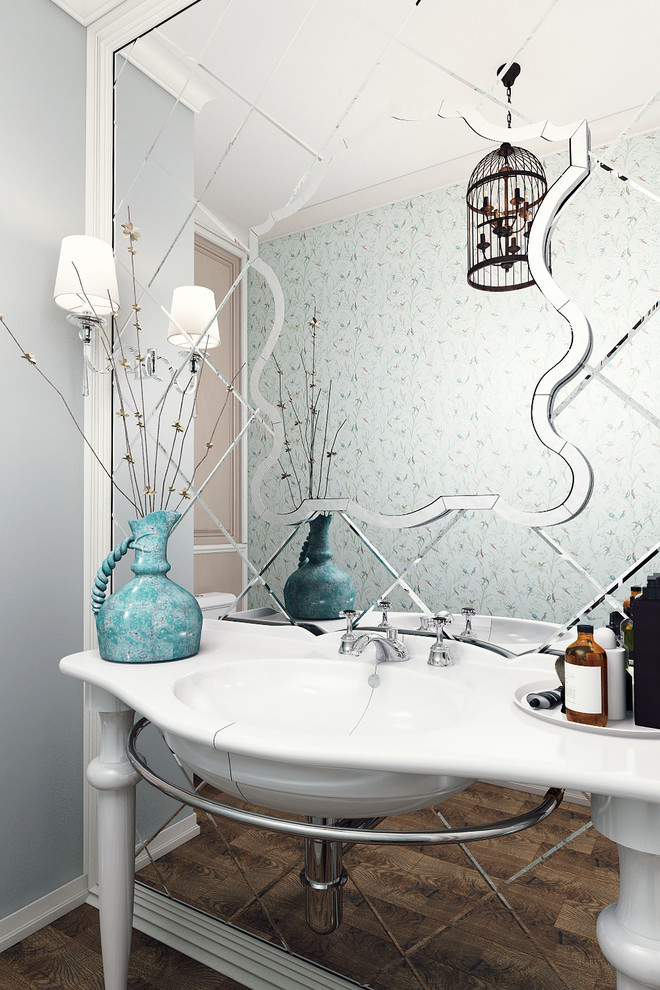 Cette photo montre une petite salle de bain chic avec WC à poser, un carrelage vert, des carreaux de miroir, un mur vert, un sol en carrelage de céramique, un plan vasque et un sol marron.