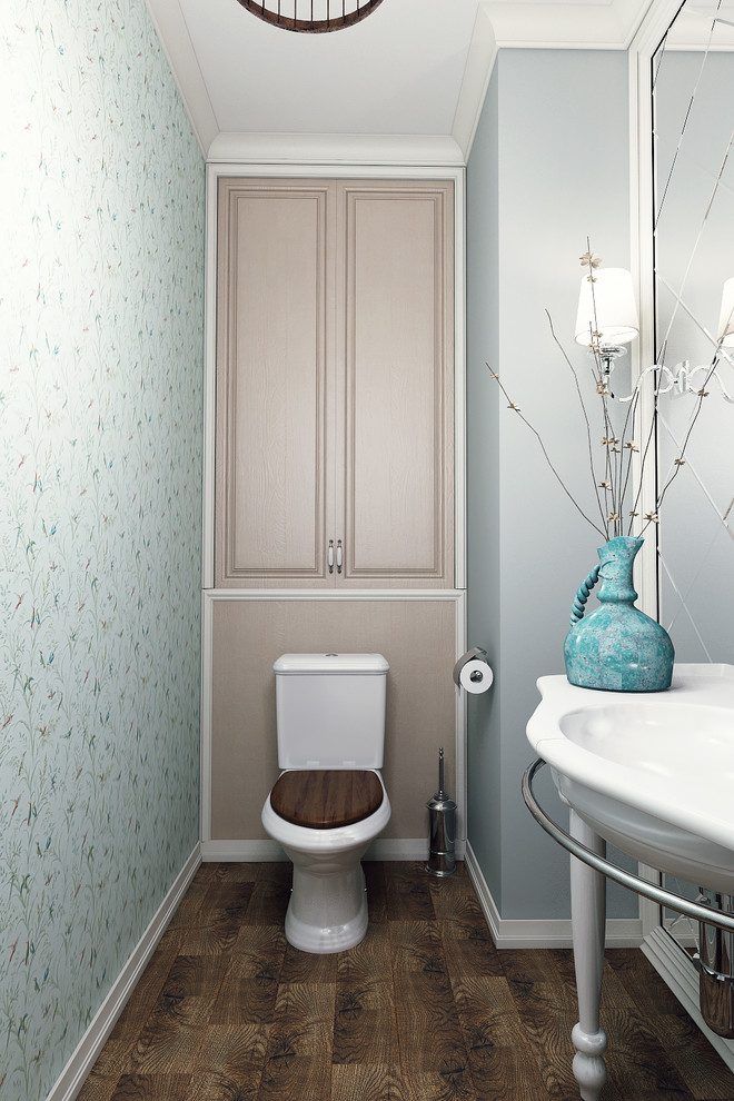 На фото: маленький туалет в классическом стиле с унитазом-моноблоком, зеленой плиткой, зеркальной плиткой, зелеными стенами, полом из керамической плитки, консольной раковиной и коричневым полом для на участке и в саду