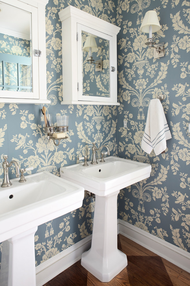 Esempio di una stanza da bagno padronale shabby-chic style di medie dimensioni con lavabo a colonna, pareti blu, parquet scuro e ante bianche
