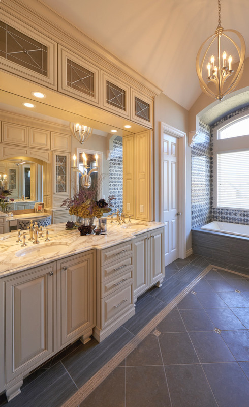 На фото: огромная главная ванная комната в классическом стиле с врезной раковиной, фасадами островного типа, белыми фасадами, мраморной столешницей, накладной ванной, угловым душем, унитазом-моноблоком и серыми стенами