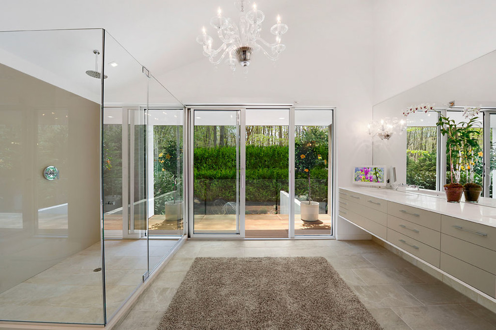 Idee per una stanza da bagno design con ante lisce, ante beige e doccia ad angolo