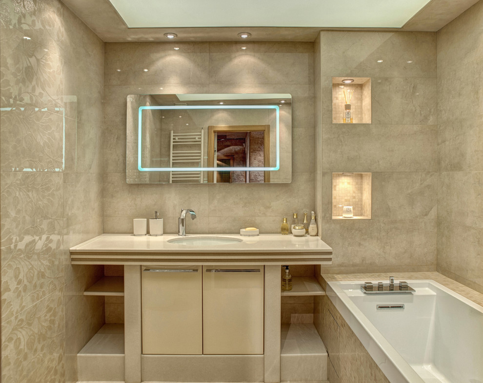 Aménagement d'une salle de bain contemporaine avec un lavabo encastré, un placard à porte plane, des portes de placard beiges, une baignoire posée et un carrelage beige.