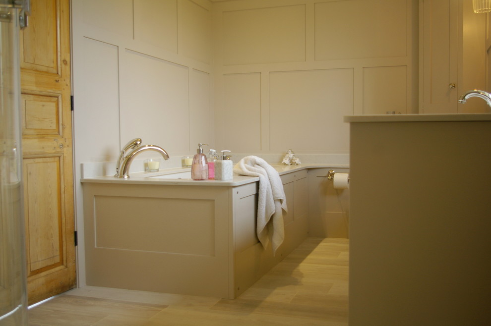 Пример оригинального дизайна: детская ванная комната среднего размера в стиле кантри с врезной раковиной, фасадами в стиле шейкер, столешницей из кварцита, накладной ванной, открытым душем и полом из керамогранита