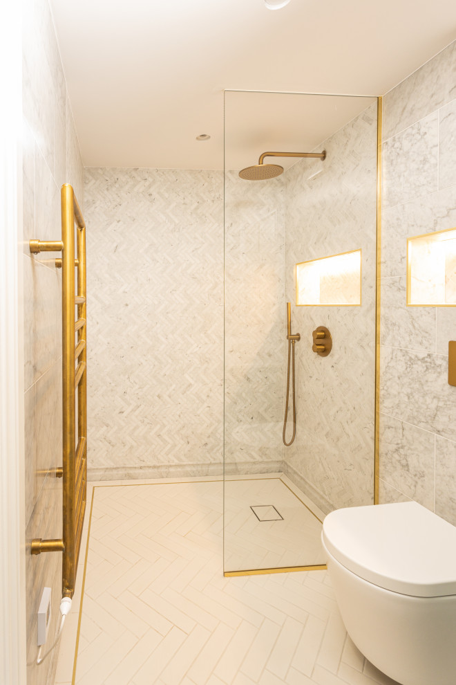 На фото: большая главная ванная комната в современном стиле с плоскими фасадами, бирюзовыми фасадами, открытым душем, инсталляцией, серой плиткой, керамической плиткой, серыми стенами, полом из керамической плитки, настольной раковиной, мраморной столешницей, белым полом, открытым душем, серой столешницей, тумбой под одну раковину и напольной тумбой