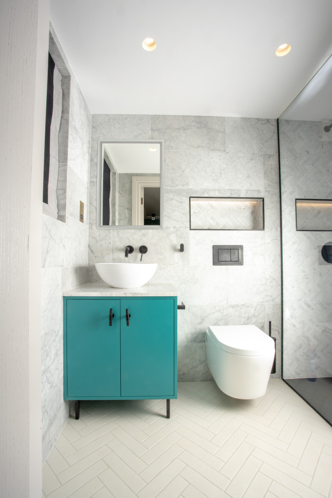 Idéer för stora funkis grått en-suite badrum, med släta luckor, turkosa skåp, en öppen dusch, en vägghängd toalettstol, grå kakel, keramikplattor, klinkergolv i keramik, ett fristående handfat, marmorbänkskiva, vitt golv och med dusch som är öppen