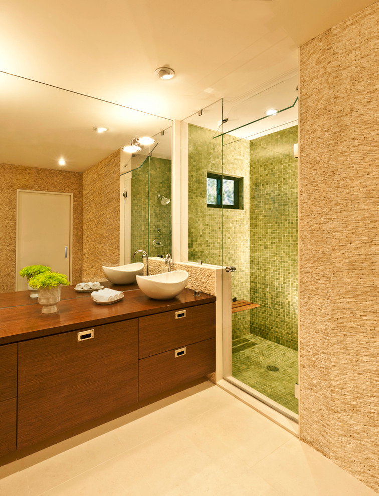 Idées déco pour une salle de bain principale moderne en bois foncé de taille moyenne avec une vasque, un placard à porte plane, un plan de toilette en bois, une douche d'angle, un carrelage beige, un carrelage de pierre, un mur blanc et un sol en calcaire.