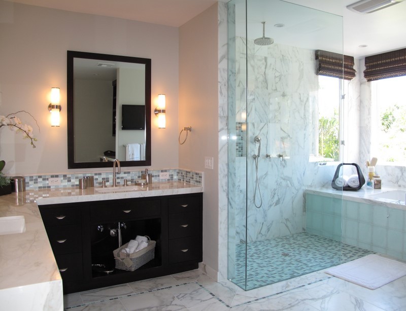 Exemple d'une douche en alcôve principale tendance en bois foncé de taille moyenne avec un placard à porte plane, une baignoire encastrée, un carrelage bleu, un carrelage gris, mosaïque, un mur beige, un sol en marbre, un lavabo encastré et un plan de toilette en marbre.