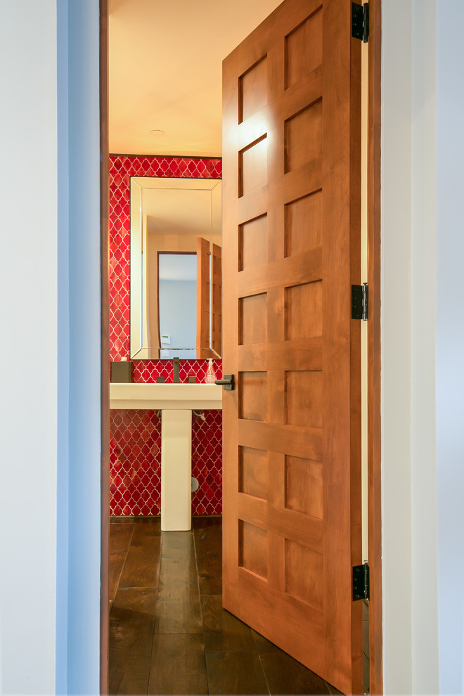 Foto de cuarto de baño clásico renovado pequeño con baldosas y/o azulejos rojos, baldosas y/o azulejos de cerámica, suelo de madera oscura, aseo y ducha, lavabo con pedestal y suelo marrón