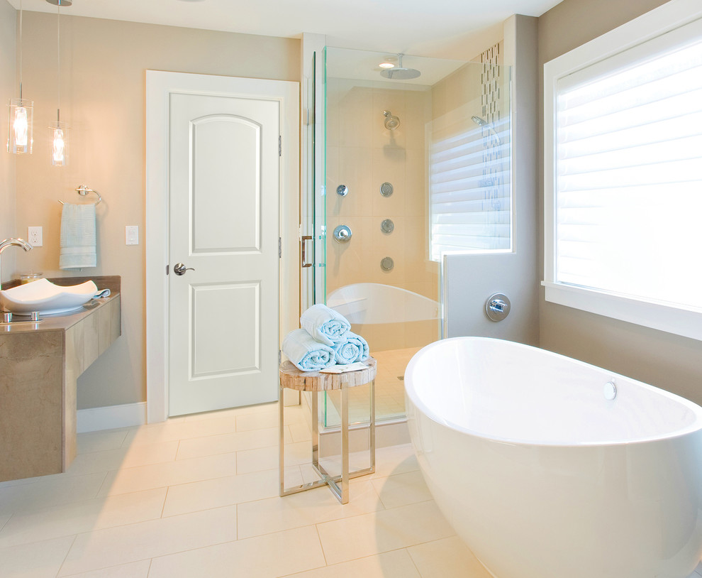 Cette photo montre une salle de bain principale moderne de taille moyenne avec une baignoire indépendante, une douche ouverte, un carrelage blanc, des carreaux de porcelaine et un plan de toilette en acier inoxydable.