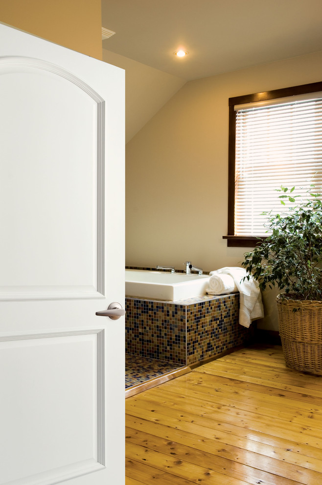 Esempio di una stanza da bagno padronale moderna di medie dimensioni con vasca freestanding, piastrelle multicolore, piastrelle a mosaico, pareti beige e pavimento in legno massello medio