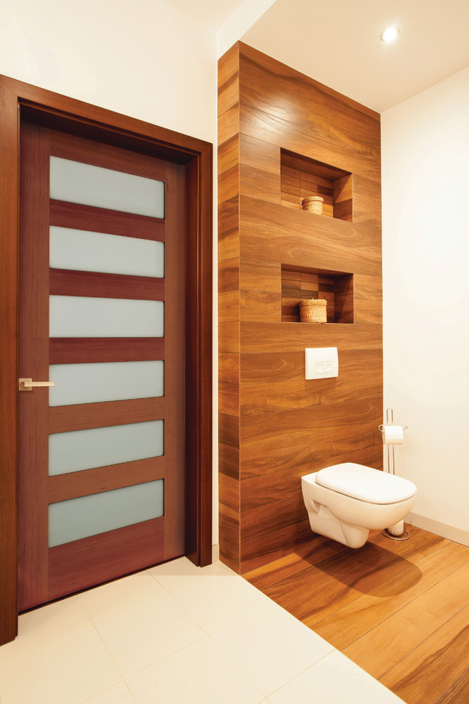 Exempel på ett mellanstort modernt badrum med dusch, med en vägghängd toalettstol, brun kakel, vita väggar, klinkergolv i porslin och beiget golv