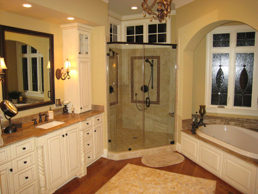 Idées déco pour une grande salle de bain principale classique avec un placard avec porte à panneau surélevé, des portes de placard blanches, un plan de toilette en granite, une baignoire d'angle, une douche d'angle, un mur jaune, un sol en bois brun et un lavabo encastré.