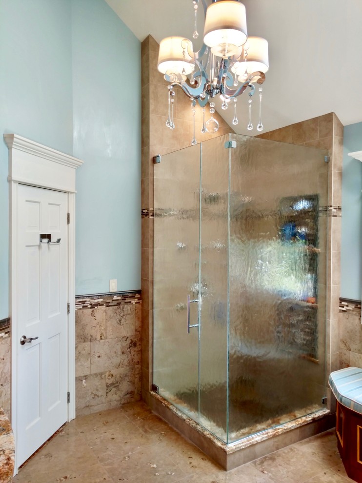 Свежая идея для дизайна: огромная главная ванная комната с темными деревянными фасадами, угловым душем, бежевой плиткой, плиткой из травертина, синими стенами, полом из травертина, мраморной столешницей, бежевым полом, душем с распашными дверями и врезной раковиной - отличное фото интерьера