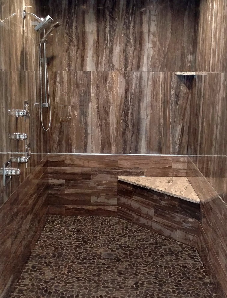 Идея дизайна: огромная главная ванная комната с открытым душем, разноцветной плиткой, мраморной плиткой, полом из галечной плитки, разноцветным полом, открытым душем, серыми стенами и накладной раковиной