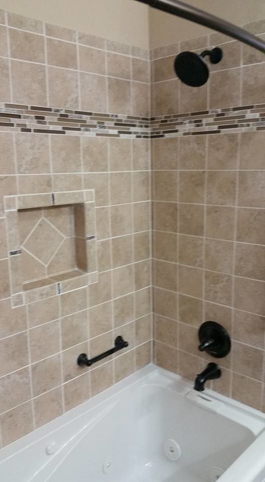 Esempio di una piccola stanza da bagno con doccia design con vasca ad alcova, vasca/doccia, piastrelle beige, piastrelle in ceramica, pareti beige e doccia con tenda