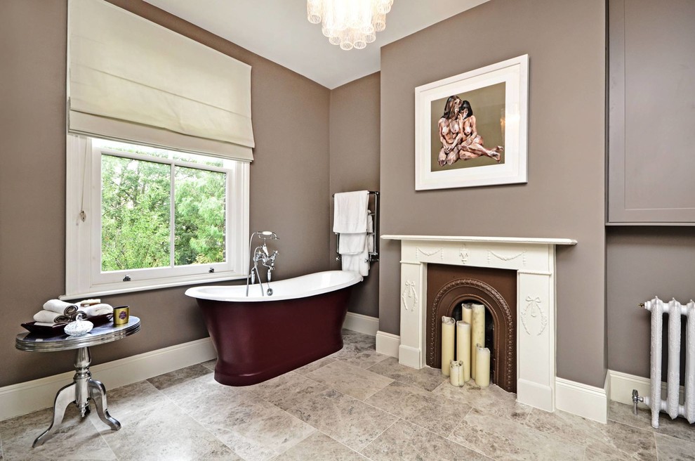 Inredning av ett klassiskt mellanstort badrum, med ett fristående badkar, bruna väggar och marmorgolv