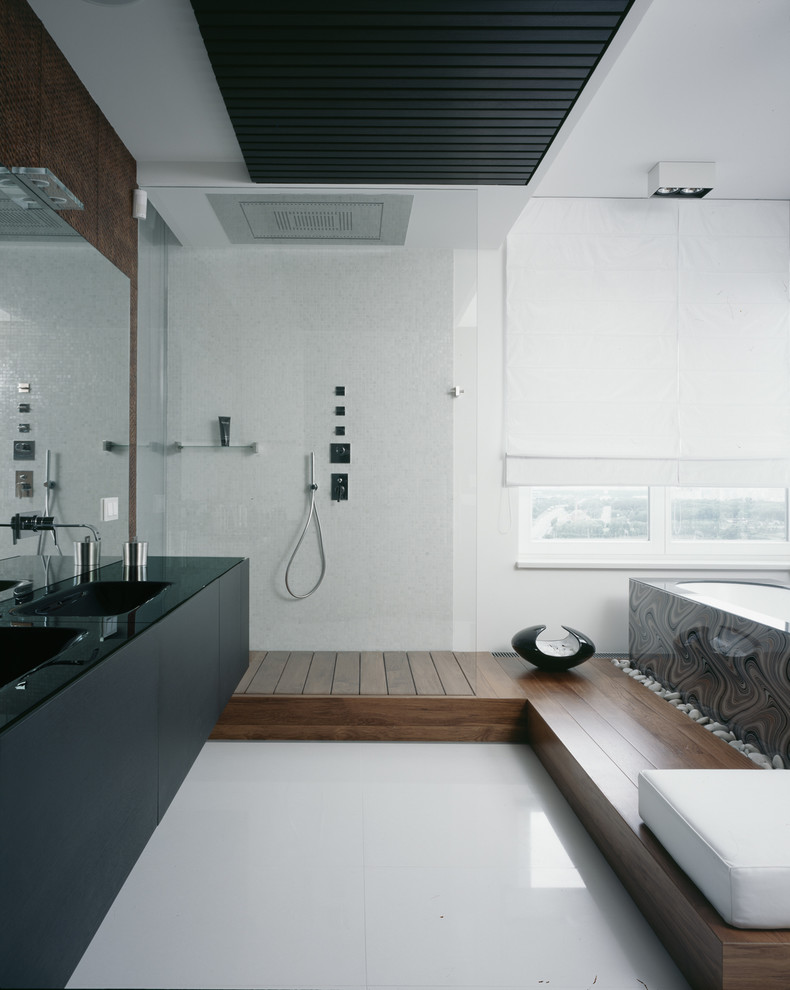 Modernes Badezimmer mit flächenbündigen Schrankfronten, schwarzen Schränken, offener Dusche, weißen Fliesen, Mosaikfliesen, Unterbauwanne und offener Dusche in Moskau