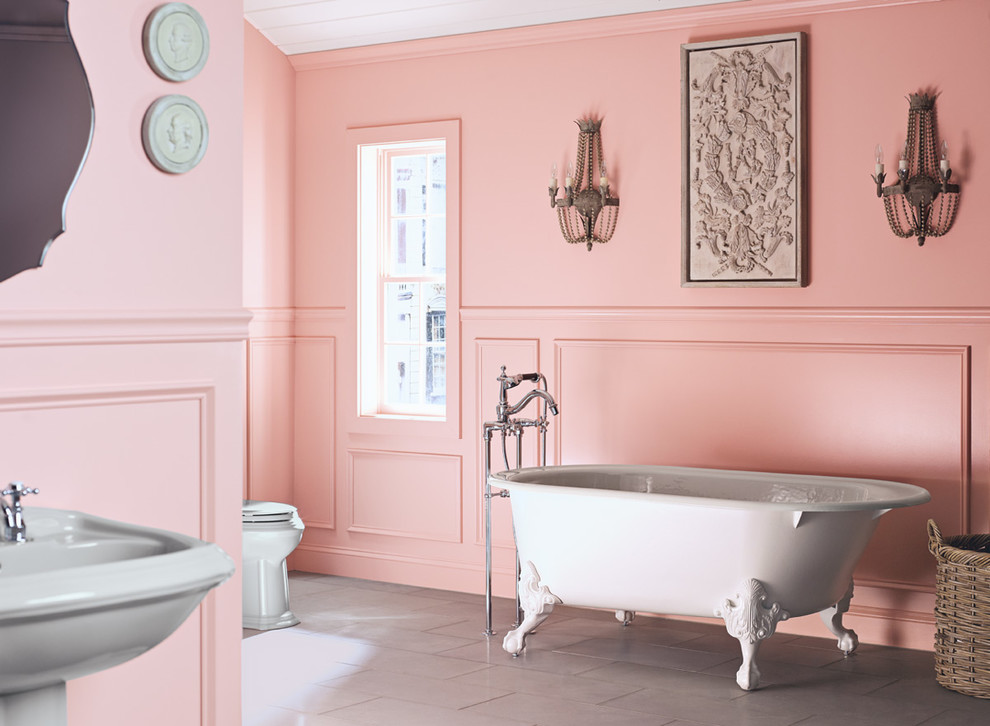 Идея дизайна: ванная комната в классическом стиле с бежевой плиткой, розовыми стенами и полом из терракотовой плитки