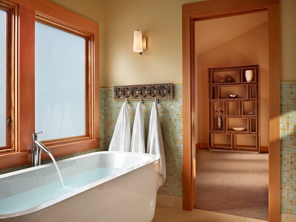 Ejemplo de cuarto de baño principal de estilo americano de tamaño medio con bañera exenta, baldosas y/o azulejos multicolor, baldosas y/o azulejos en mosaico, paredes beige, suelo de baldosas de porcelana y suelo beige
