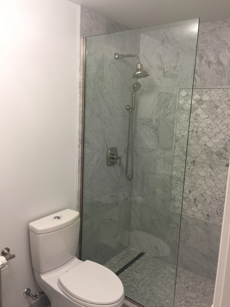 Inredning av ett modernt mellanstort badrum med dusch, med luckor med glaspanel, vita skåp, en dusch i en alkov, en toalettstol med separat cisternkåpa, grå kakel, porslinskakel, vita väggar, linoleumgolv, ett undermonterad handfat och marmorbänkskiva