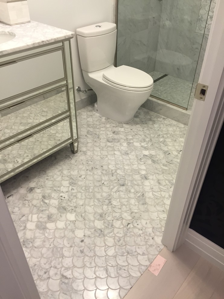 Cette photo montre une salle de bain tendance de taille moyenne avec un placard à porte vitrée, des portes de placard blanches, WC séparés, un carrelage gris, des carreaux de porcelaine, un mur blanc, un sol en linoléum, un lavabo encastré et un plan de toilette en marbre.