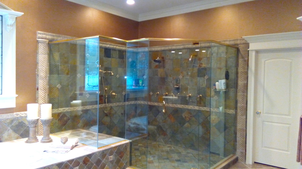 Inredning av ett klassiskt stort badrum, med ett platsbyggt badkar, en dusch i en alkov, flerfärgad kakel, stenkakel, bruna väggar, skiffergolv, flerfärgat golv och dusch med gångjärnsdörr