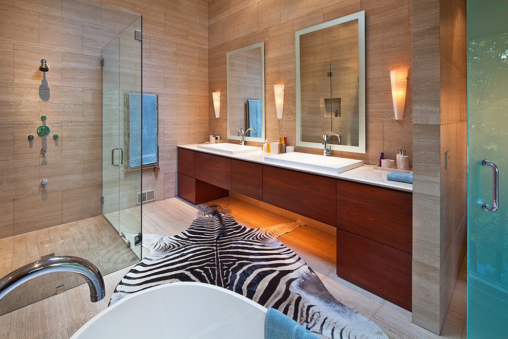 Esempio di una stanza da bagno design con doccia a filo pavimento