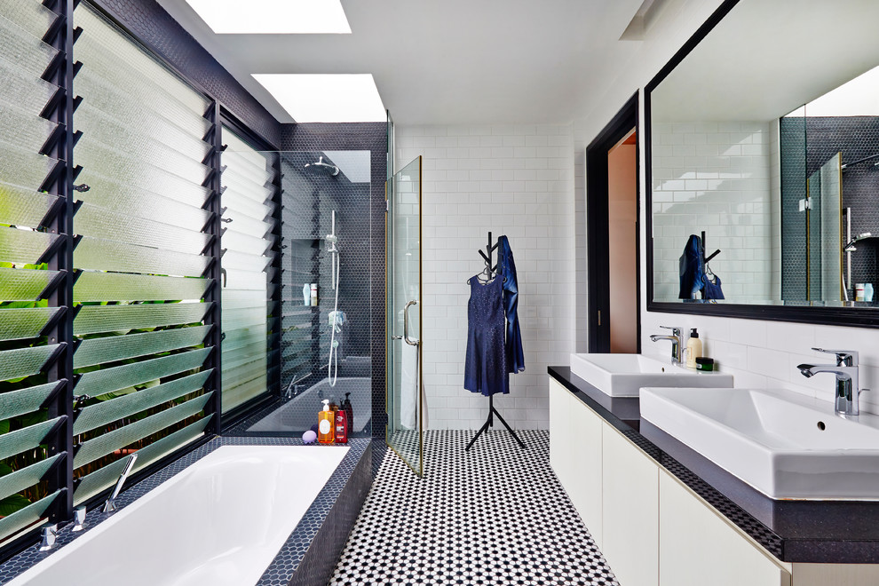 Пример оригинального дизайна: ванная комната в современном стиле с душем с распашными дверями