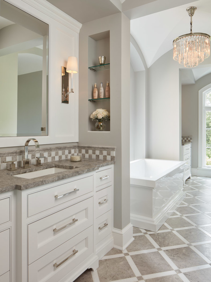 Idéer för att renovera ett vintage en-suite badrum, med ett fristående badkar, en kantlös dusch, marmorgolv, ett undermonterad handfat och marmorbänkskiva