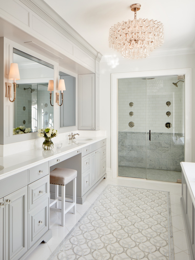 На фото: главная ванная комната в классическом стиле с фасадами с выступающей филенкой, серыми фасадами, накладной ванной, душем в нише, серой плиткой, белой плиткой, плиткой кабанчик, белыми стенами, врезной раковиной, разноцветным полом, душем с распашными дверями и белой столешницей с